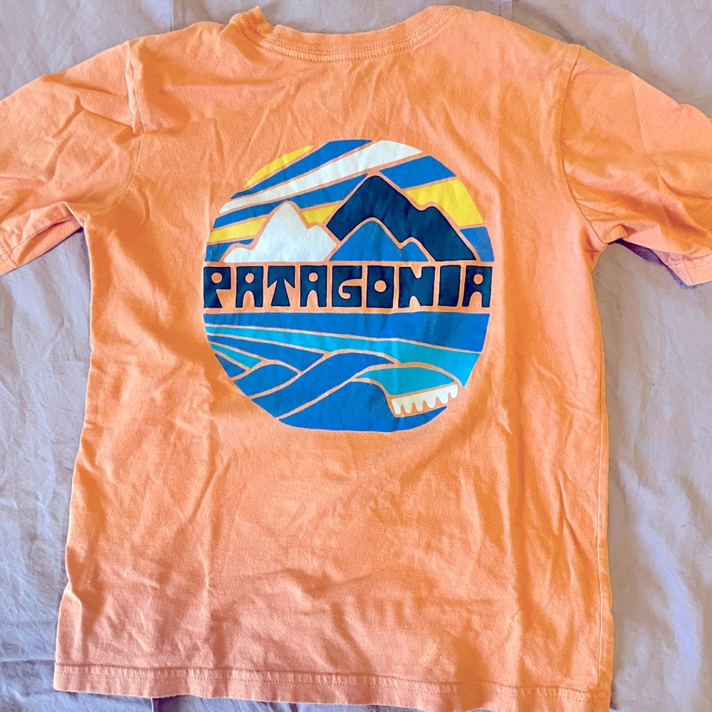 Patagonia peach/orange tee xs 5-6